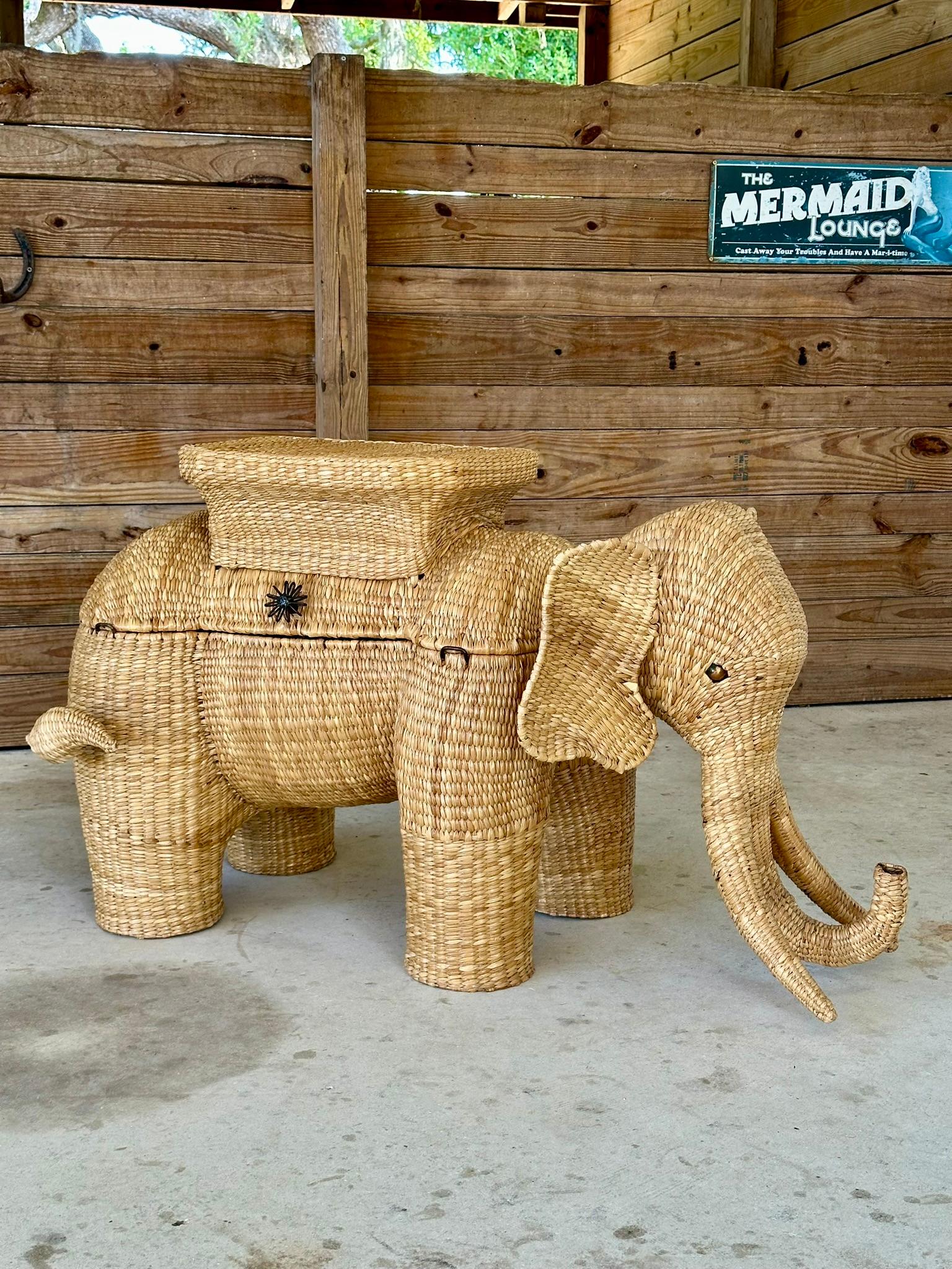 Bohème Coffre de rangement monumental en forme d'éléphant par Mario Lopez Torres en vente