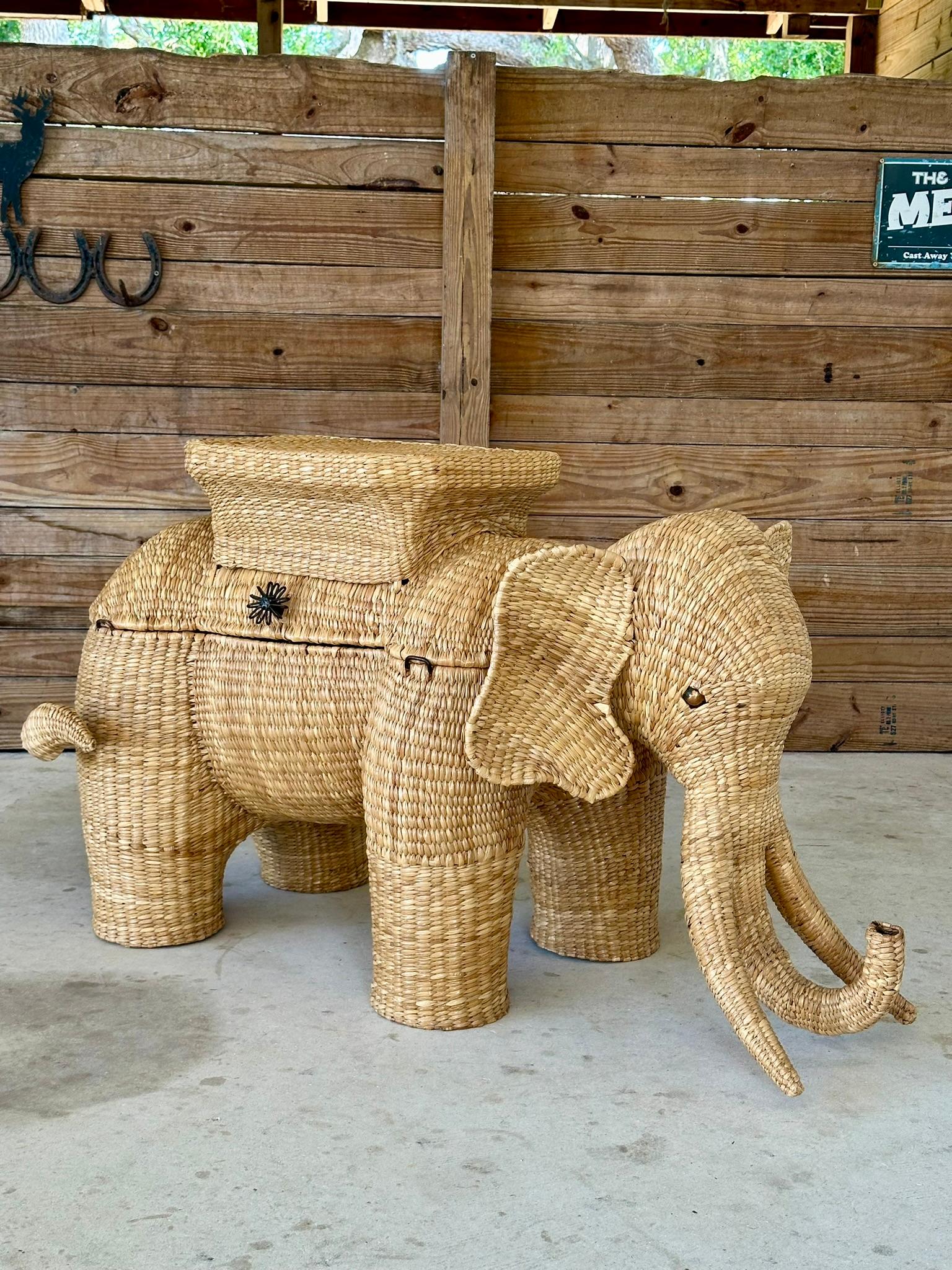 Mexicain Coffre de rangement monumental en forme d'éléphant par Mario Lopez Torres en vente