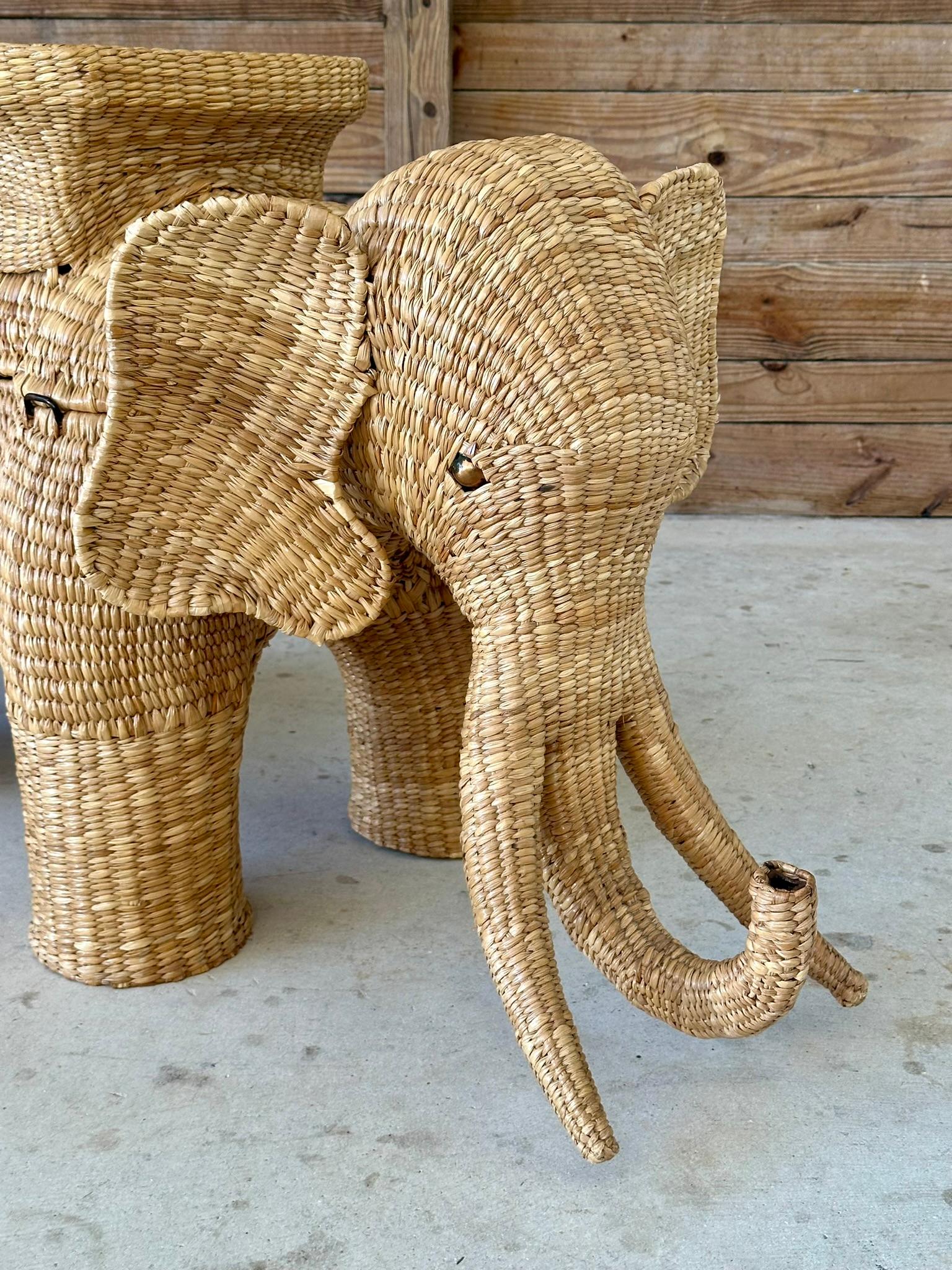 Fait main Coffre de rangement monumental en forme d'éléphant par Mario Lopez Torres en vente