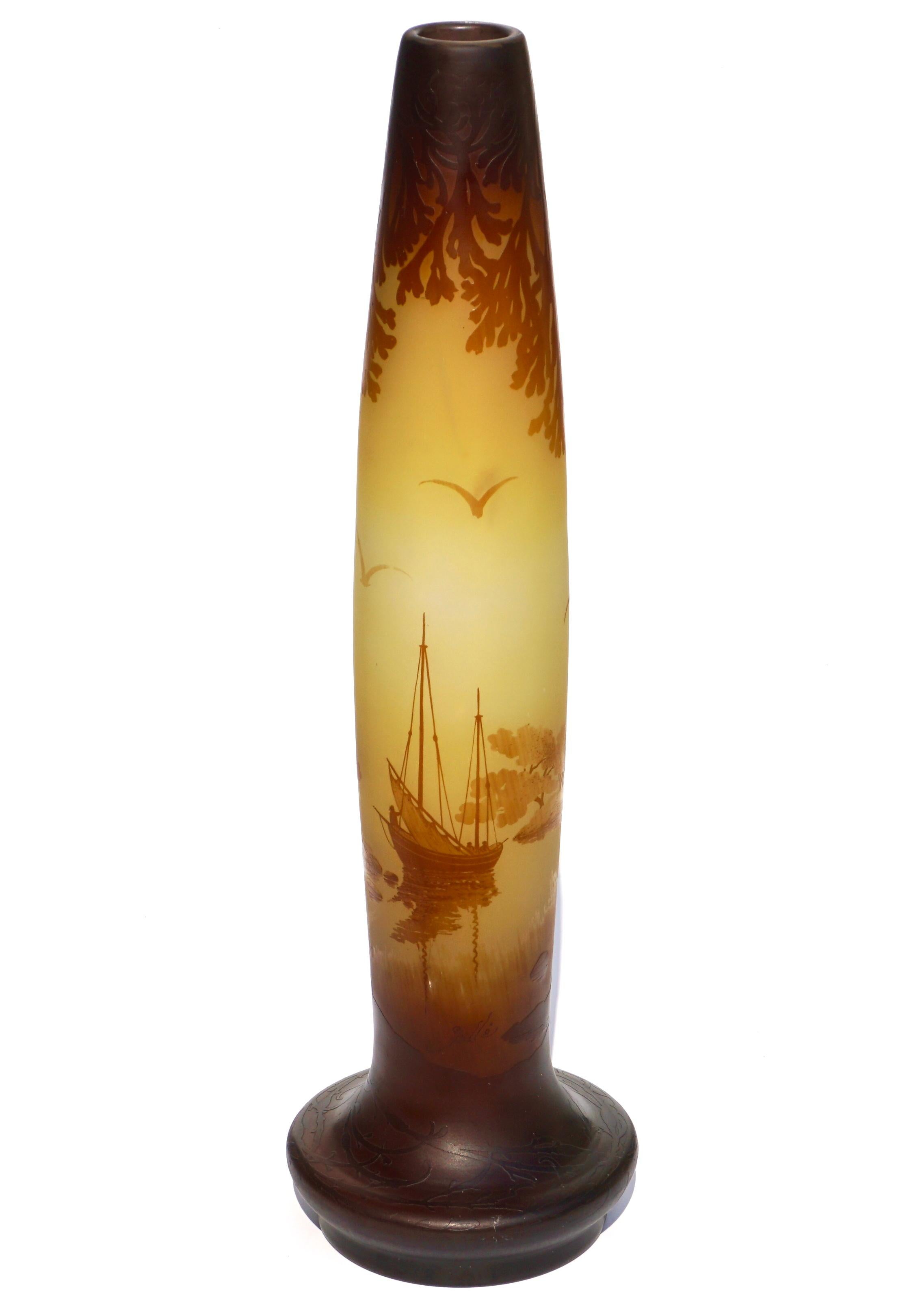 Emile Galle (französisch 1846-1904)

Eine schöne zweifarbige Kamee-Vase mit einem gelben Hintergrund, der eine Seeszene mit Booten, Bäumen und Vögeln zeigt. Der Detailreichtum und die Feinheit der Säureätzung und der Kameenarbeit sind