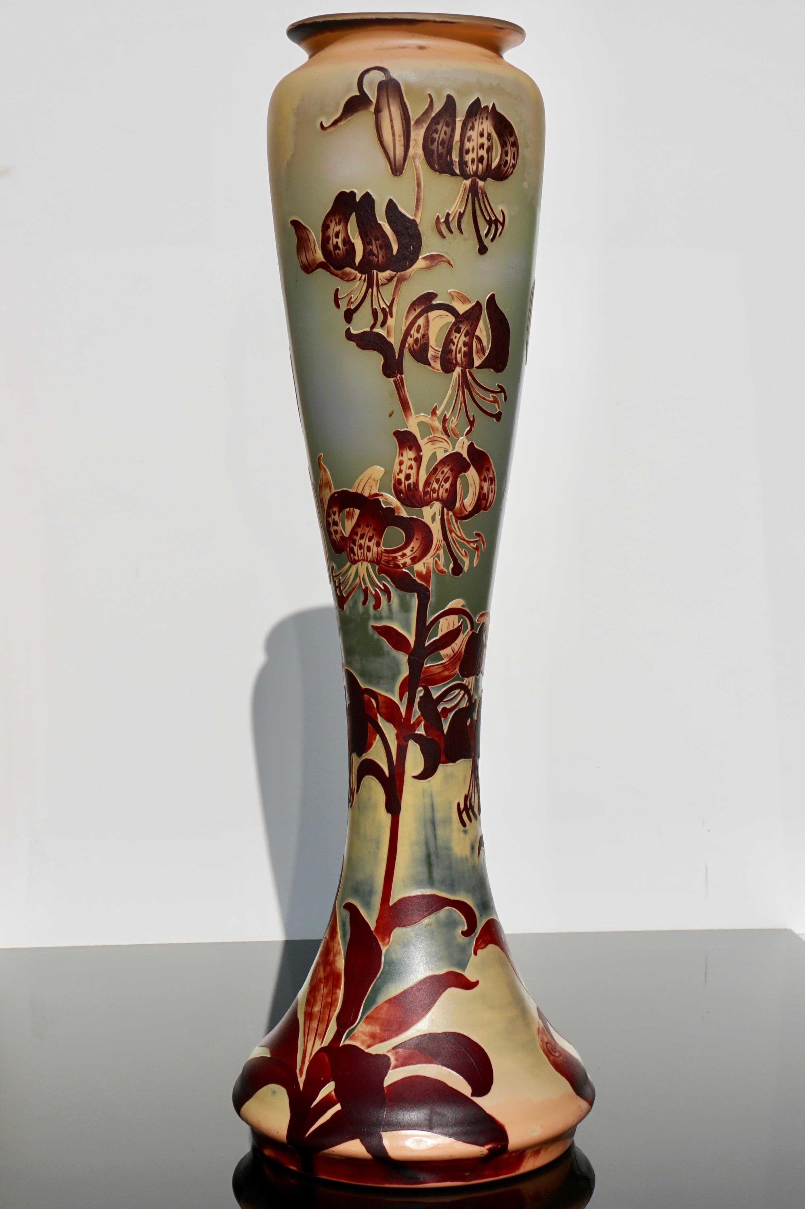 Un rare et merveilleux vase de sol Emile Galle de 23,3 pouces, gravé à l'acide en trois couleurs, de style Art Nouveau. J'ai déjà vu cette forme, mais jamais de cette taille et jamais avec ces superbes Tiger Lilys dans ces couleurs contrastées. Un
