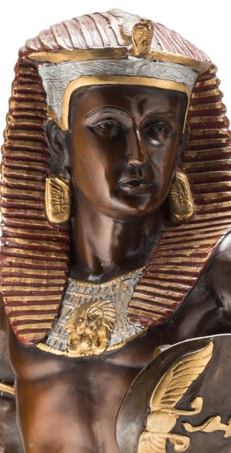 Français Paire de sculptures de pharaons de style néo-égyptien, signées Emile Louis Picault en vente