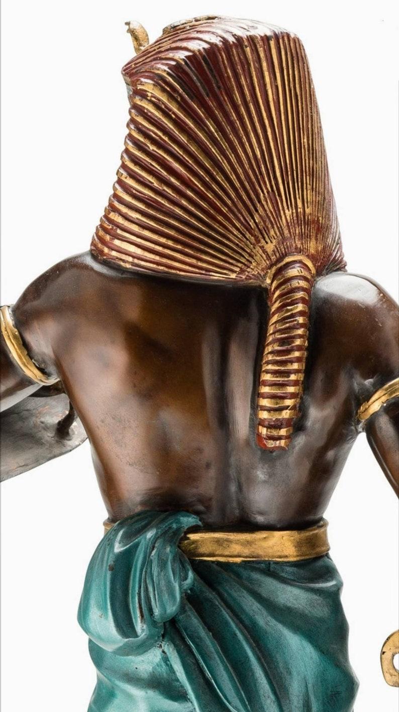 Peint à froid Paire de sculptures de pharaons de style néo-égyptien, signées Emile Louis Picault en vente