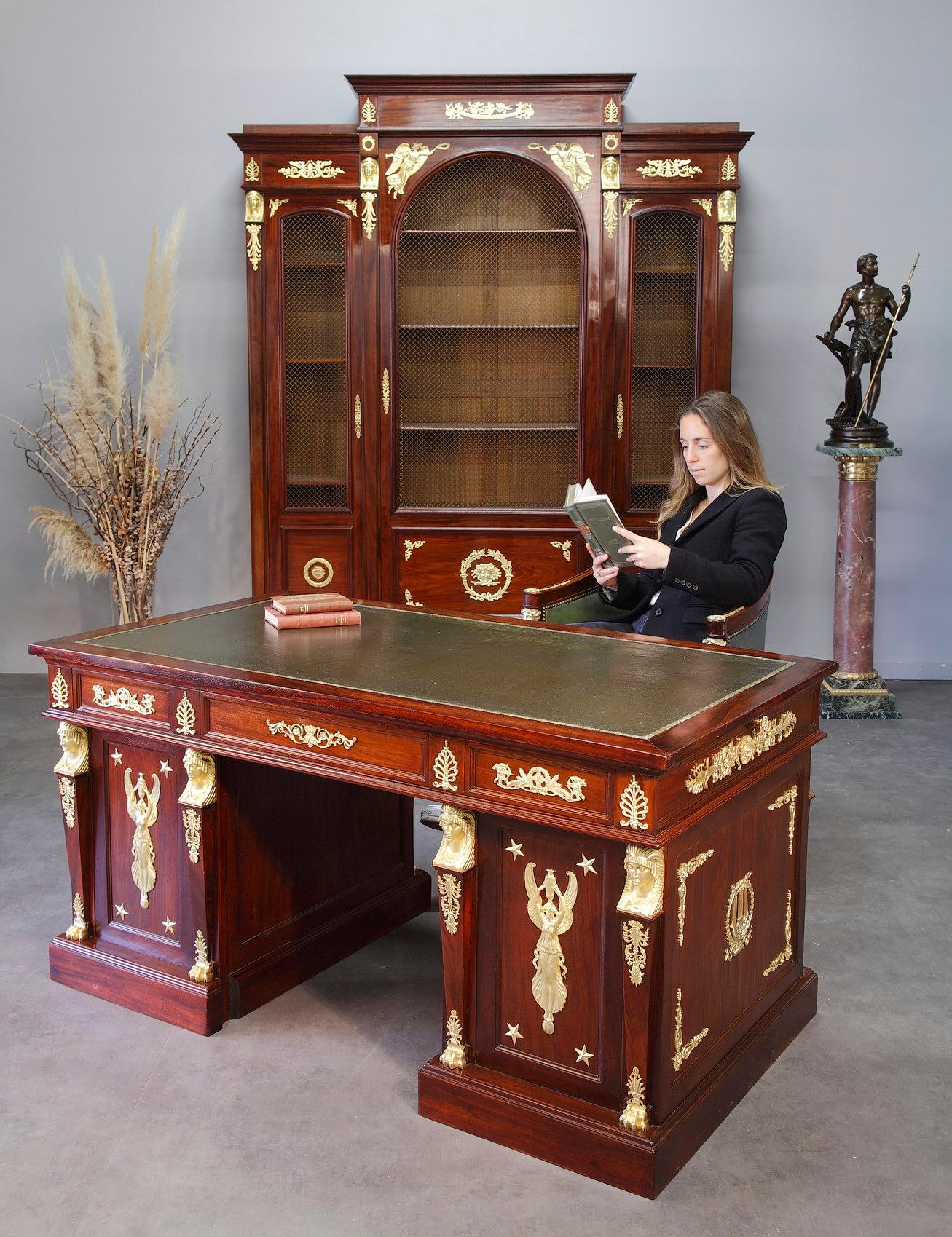 Very beautiful Empire-style bookcase. This monumental cabinetry masterpiece combines luxurious materials such as mahogany and mahogany veneer, with the expert craftsmanship of the Empire style. Balanced and beautifully proportioned, the cabinet is