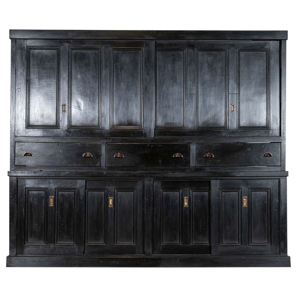 Monumentale armoire de ménage anglaise en pin ébonisé du XIXe siècle en vente