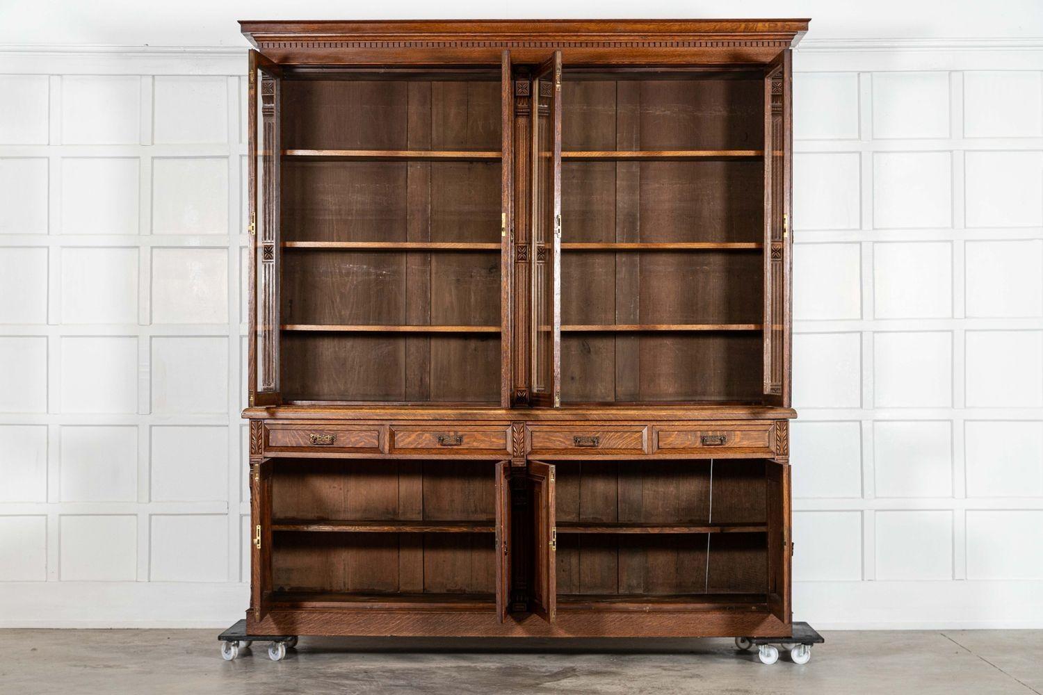 circa 1890
Monumentale libreria inglese del XIX secolo in Oak smaltato

sku 2037B
Insieme L230 x P52,5 x H246 cm
Base L219,5 x P52,5 x H91 cm
Profondità interna della base 36.5 cm
Piano W230 x P44 x H155 cm
Profondità del ripiano interno superiore