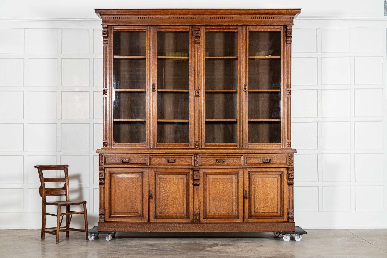 Quercia Monumentale libreria inglese del XIX secolo in Oak smaltato in vendita