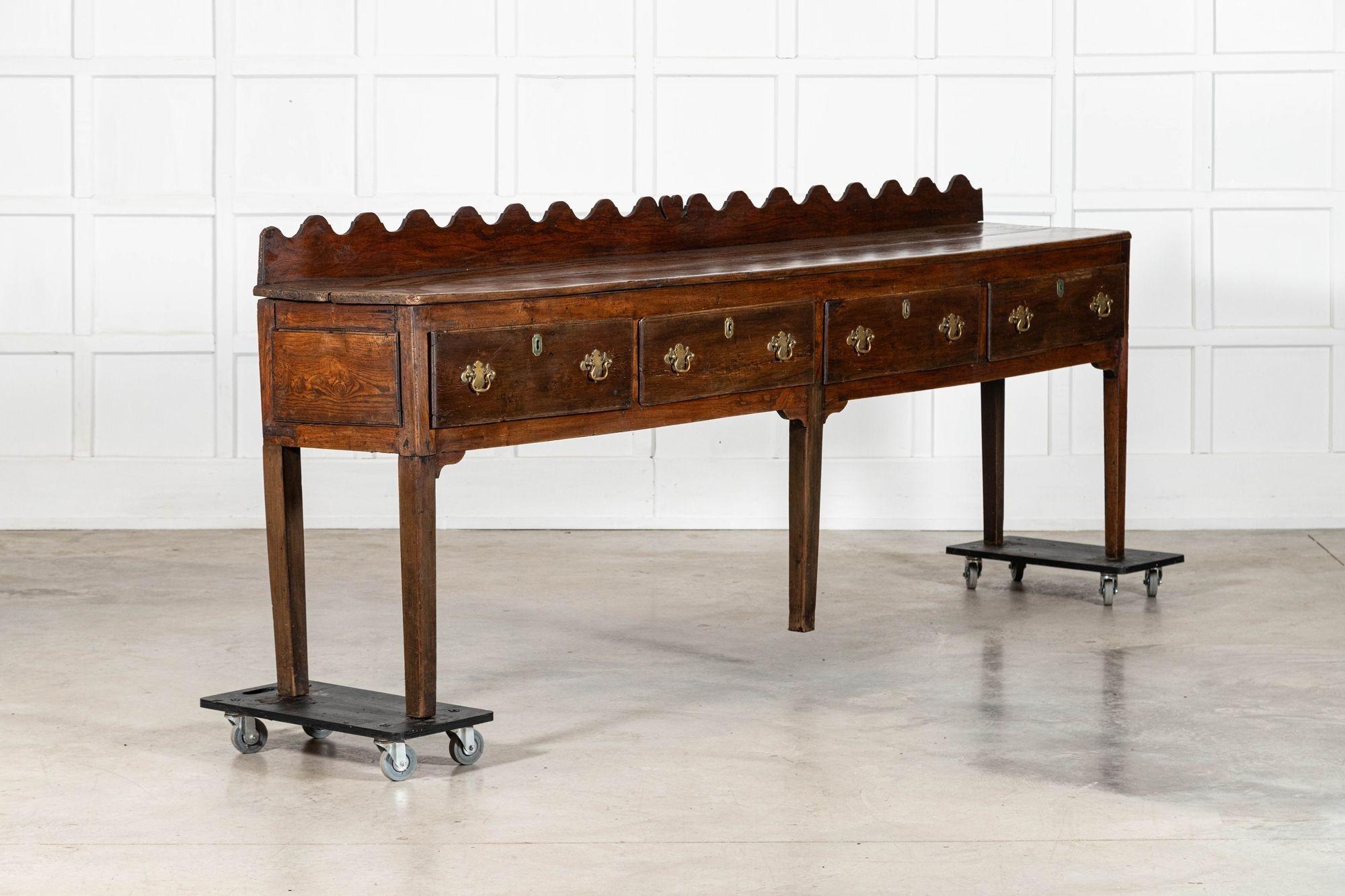 circa 1800
Monumentale base per comò vernacolare inglese del XIX secolo in Oak
sku 2153
L277 x P45,5 x H98 cm
Peso 66Kg