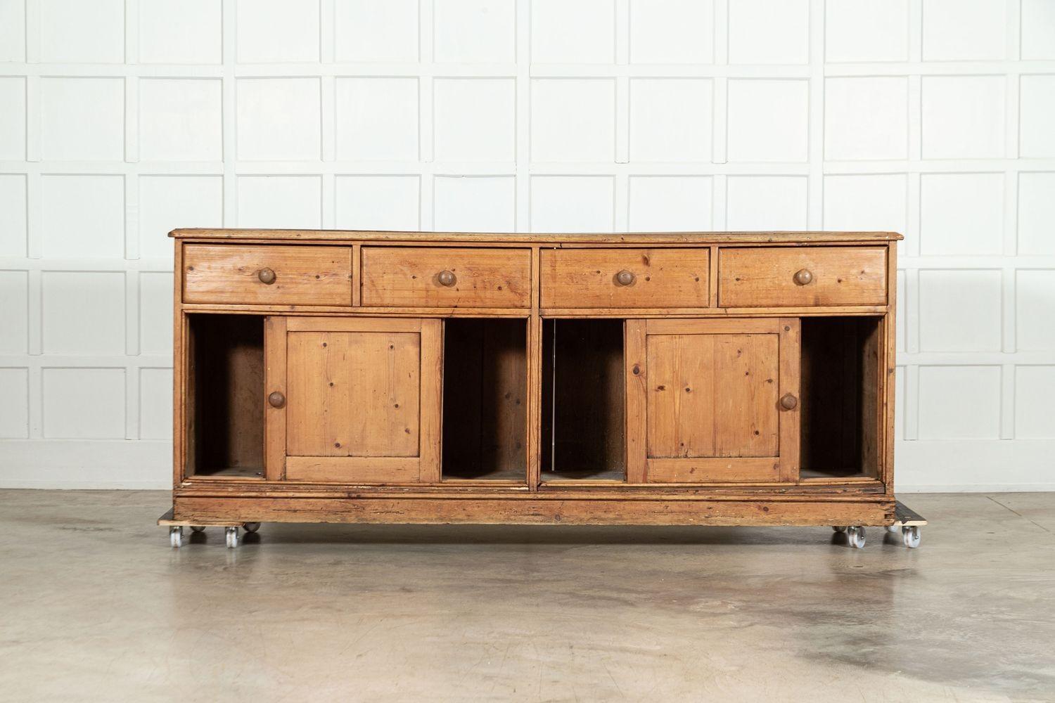 circa 1880
Monumentale base per comò inglese del XIX secolo in pino
sku 1854
Larghezza 249cm x Profondità 65cm x Altezza 99cm
Peso 110 kg