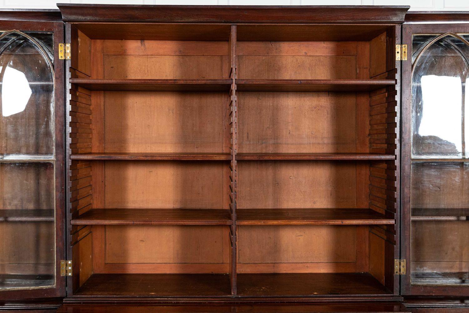Monumentale bibliothèque anglaise du début du 19e siècle en acajou émaillé en forme d'arc Astral en vente 8