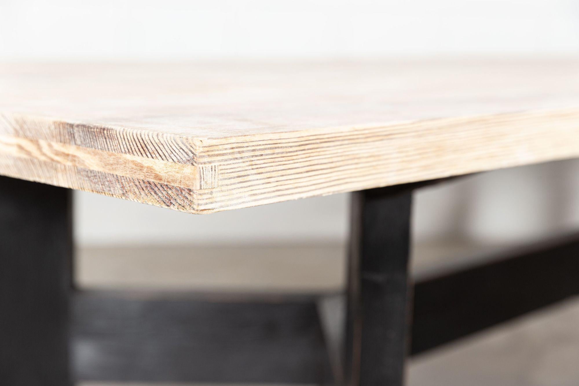 Monumentale table à manger anglaise en pin ébénisé blanchi de style brutaliste en vente 3