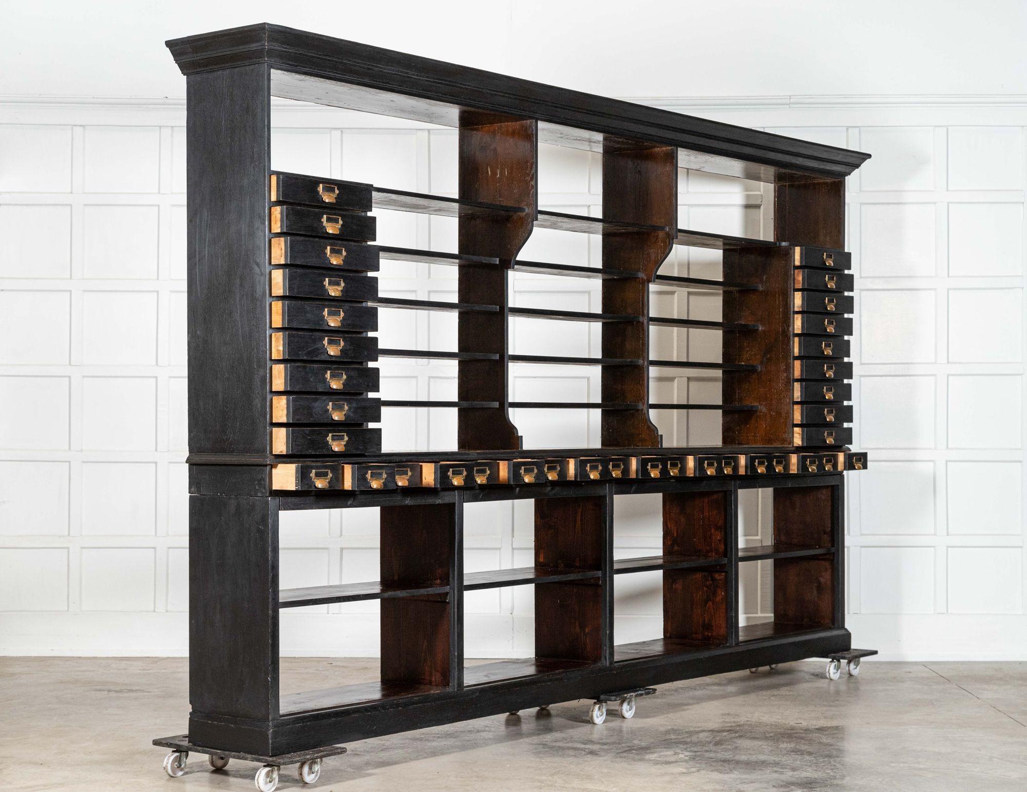 Monumentale espositore da negozio inglese in Oak ebanizzato In condizioni buone in vendita a Staffordshire, GB