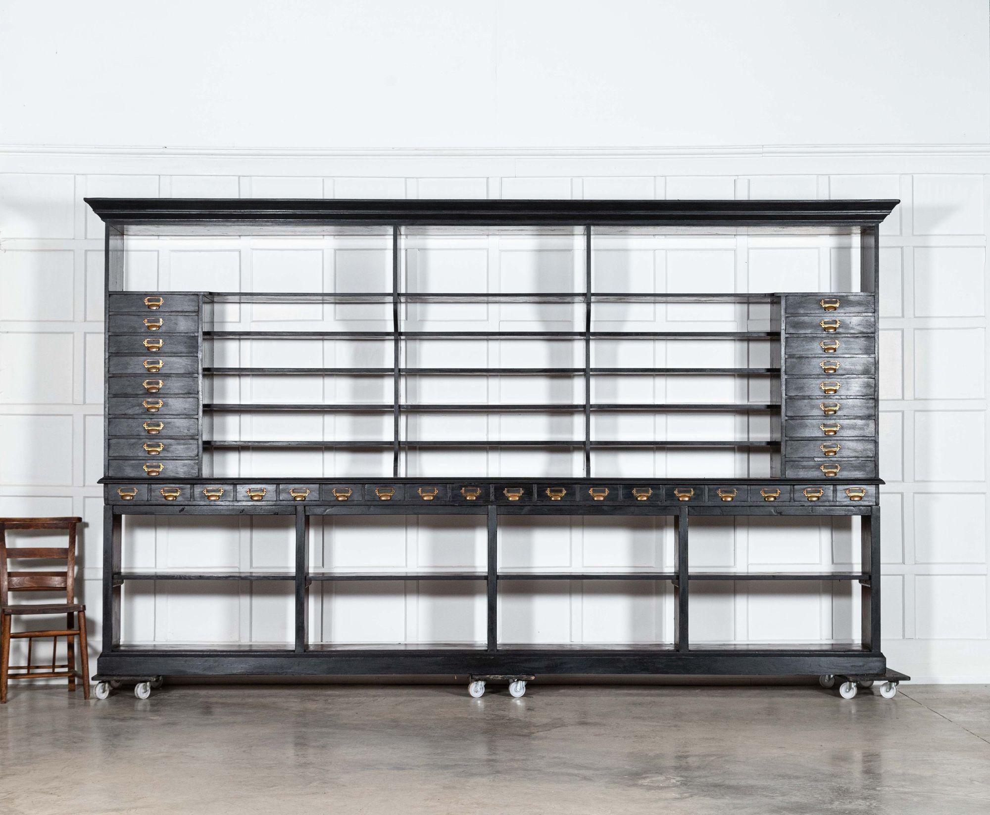 XX secolo Monumentale espositore da negozio inglese in Oak ebanizzato in vendita