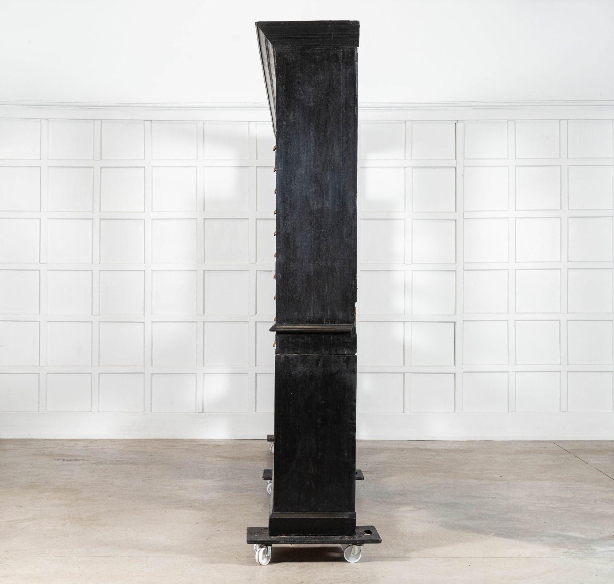 Monumentale espositore da negozio inglese in Oak ebanizzato in vendita 1