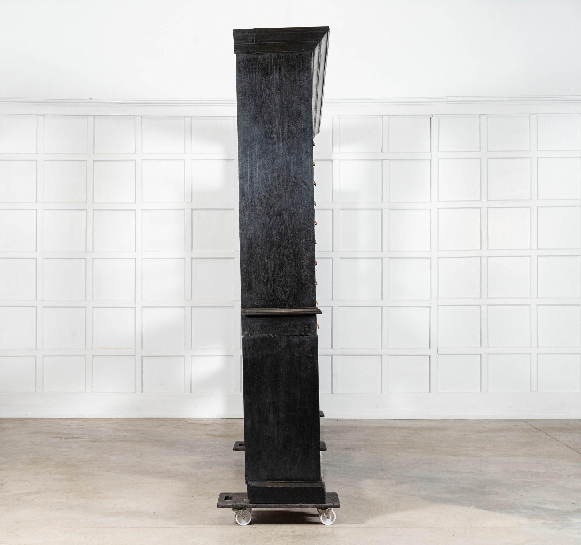 Monumentale espositore da negozio inglese in Oak ebanizzato in vendita 2