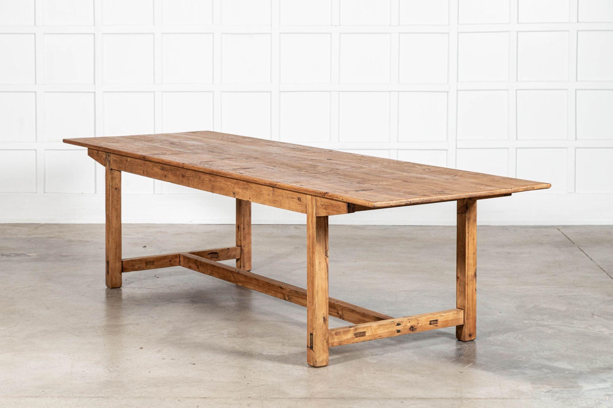 hacia 1940
Mesa de granja inglesa monumental
sku 897A
Mesa de granja inglesa monumental
(podría elevarse a la altura de una isla de cocina)
W291 x D96 x H77 cm
Peso 52 Kg