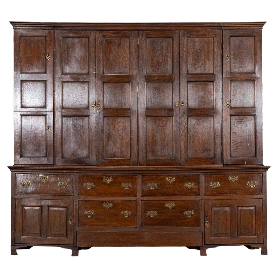 Monumentale armoire de ménage en chêne à façade brisée de style géorgien anglais