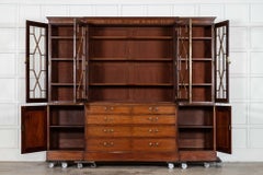 Monumentale bibliothèque vitrée en acajou anglais à façade brisée et incrustée