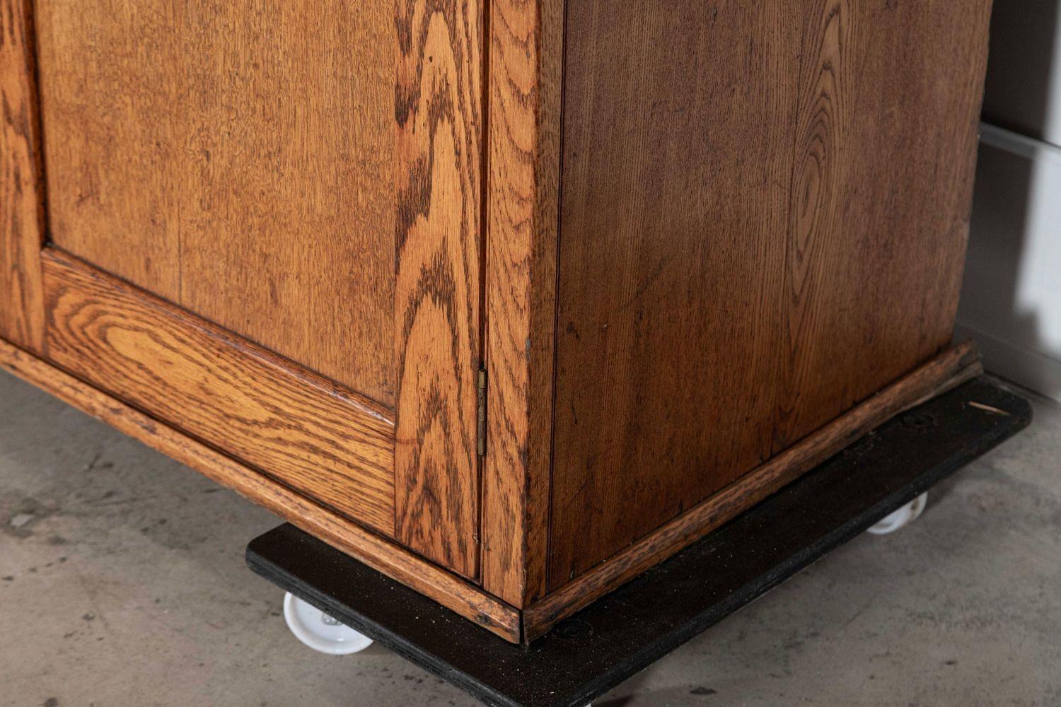 Monumentale armoire de ménage en chêne anglais en vente 5