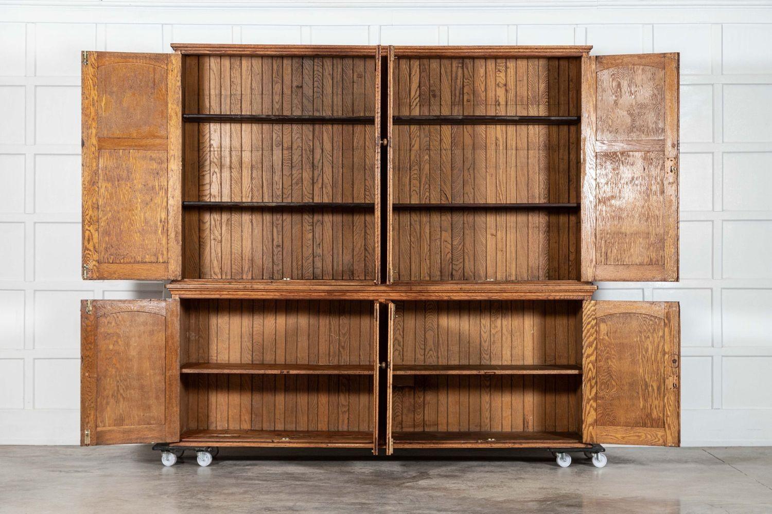 vers 1920
Monumentale armoire de ménage en chêne anglais
sku 2001
Ensemble L231 x P55,5 x H215,5 cm
Base L231 x P55.5 x H86.5 cm
Profondeur de l'étagère intérieure de la base 47.5 cm
Dessus L227 x P44 x H129 cm
Profondeur de l'étagère intérieure
