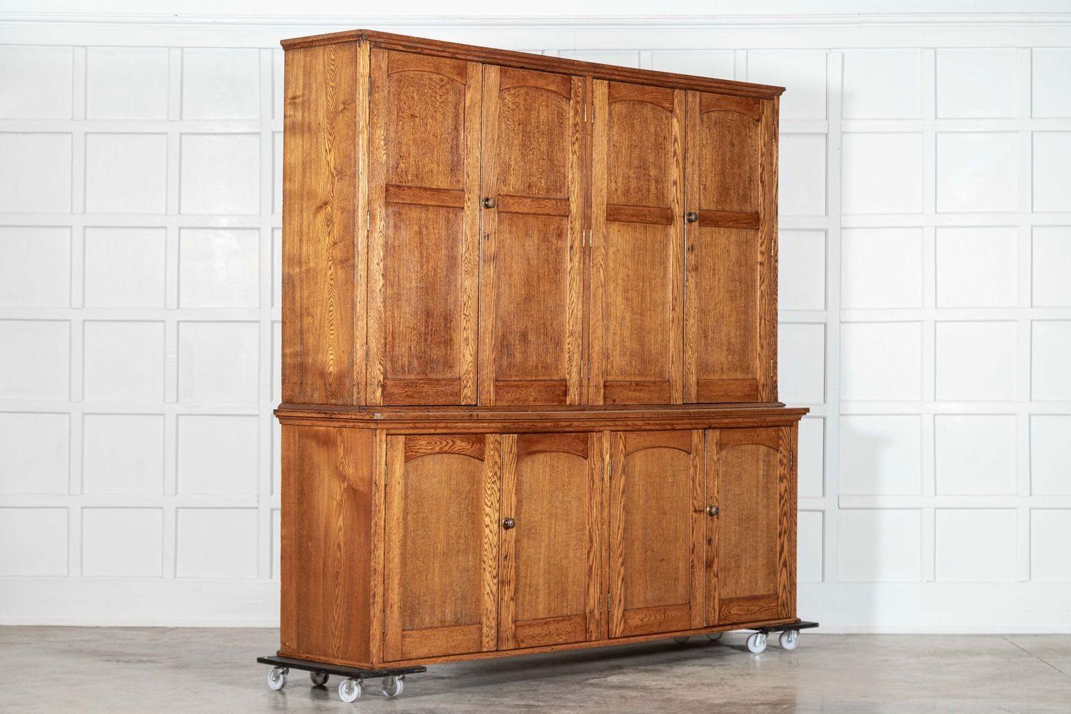 Monumentale armoire de ménage en chêne anglais Bon état - En vente à Staffordshire, GB