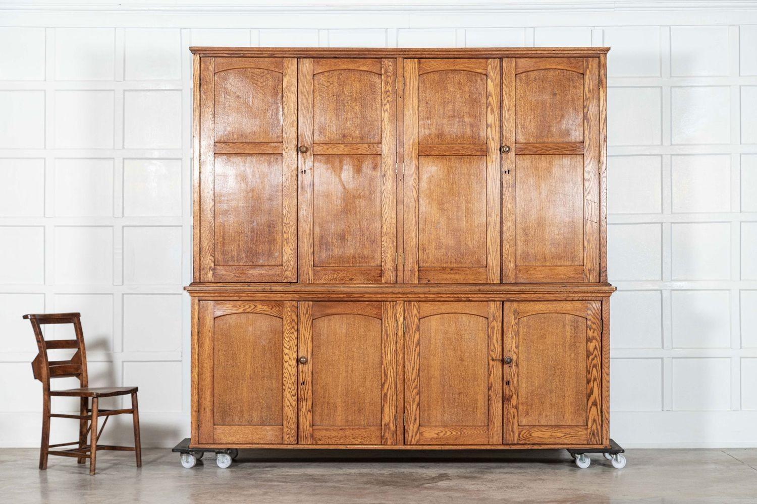 20ième siècle Monumentale armoire de ménage en chêne anglais en vente
