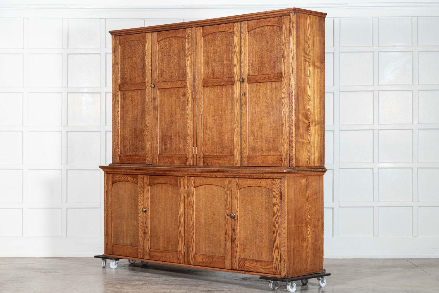 Chêne Monumentale armoire de ménage en chêne anglais en vente