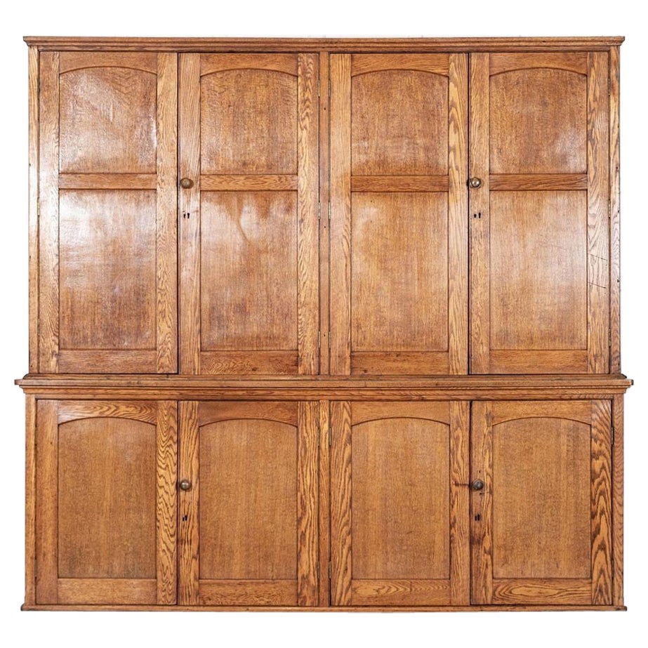 Monumentaler englischer Eichenholz-Haushälter-Schrank im Angebot