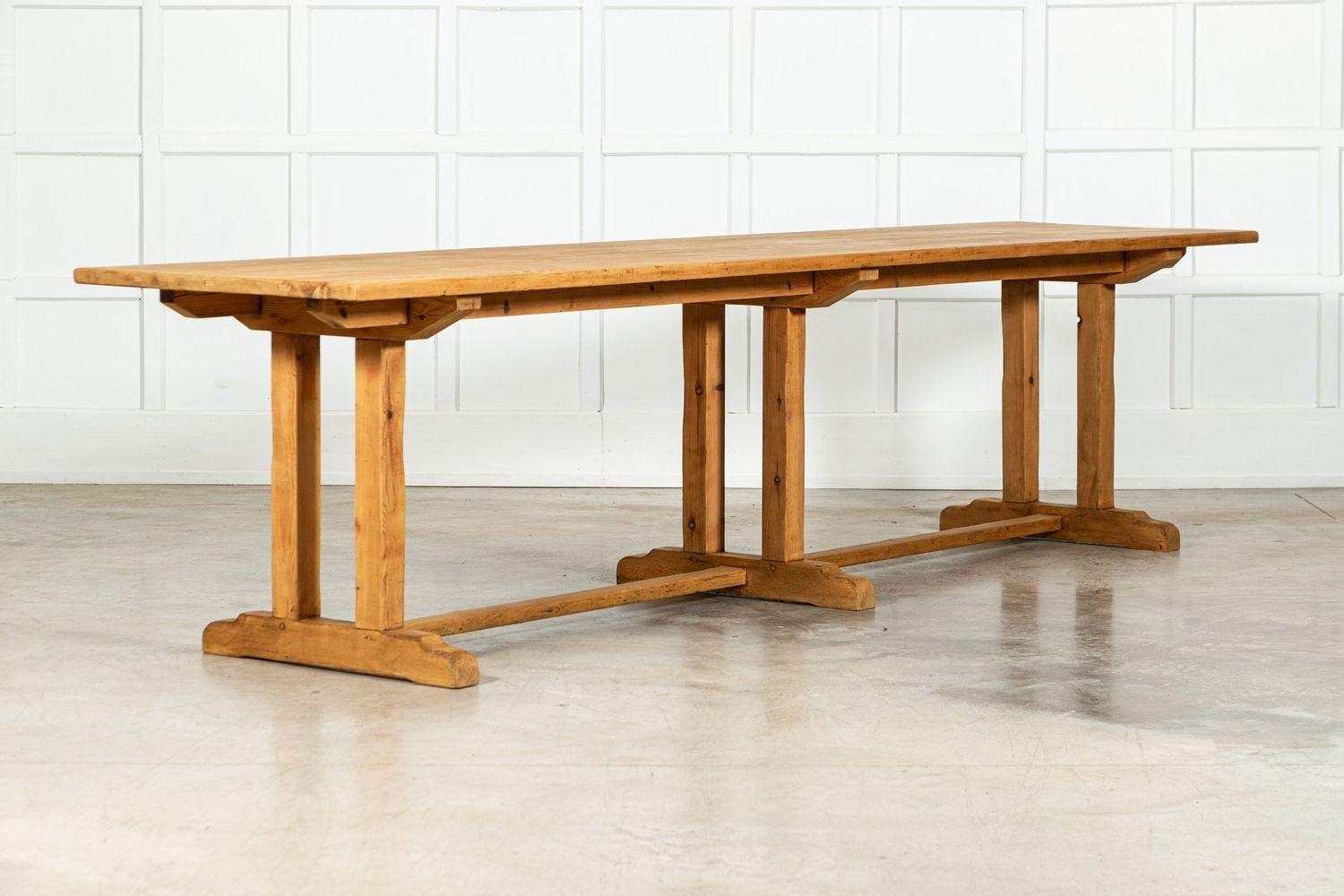 Table de réfectoire anglaise monumentale en pin en vente 5