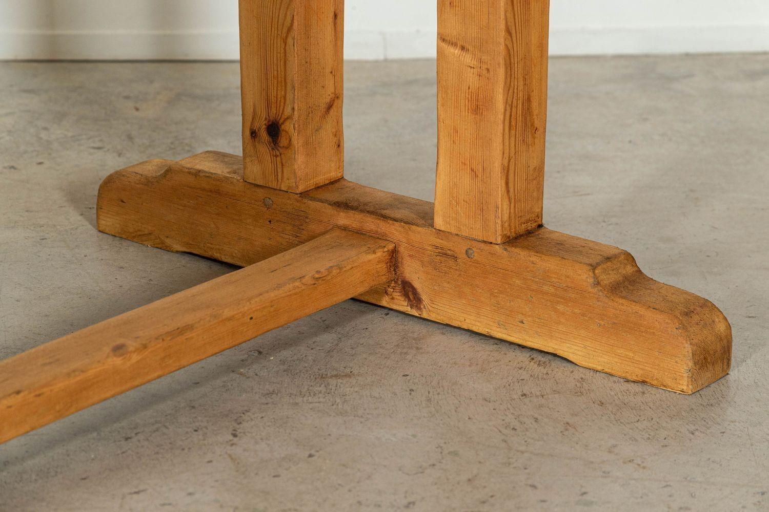 Table de réfectoire anglaise monumentale en pin en vente 6