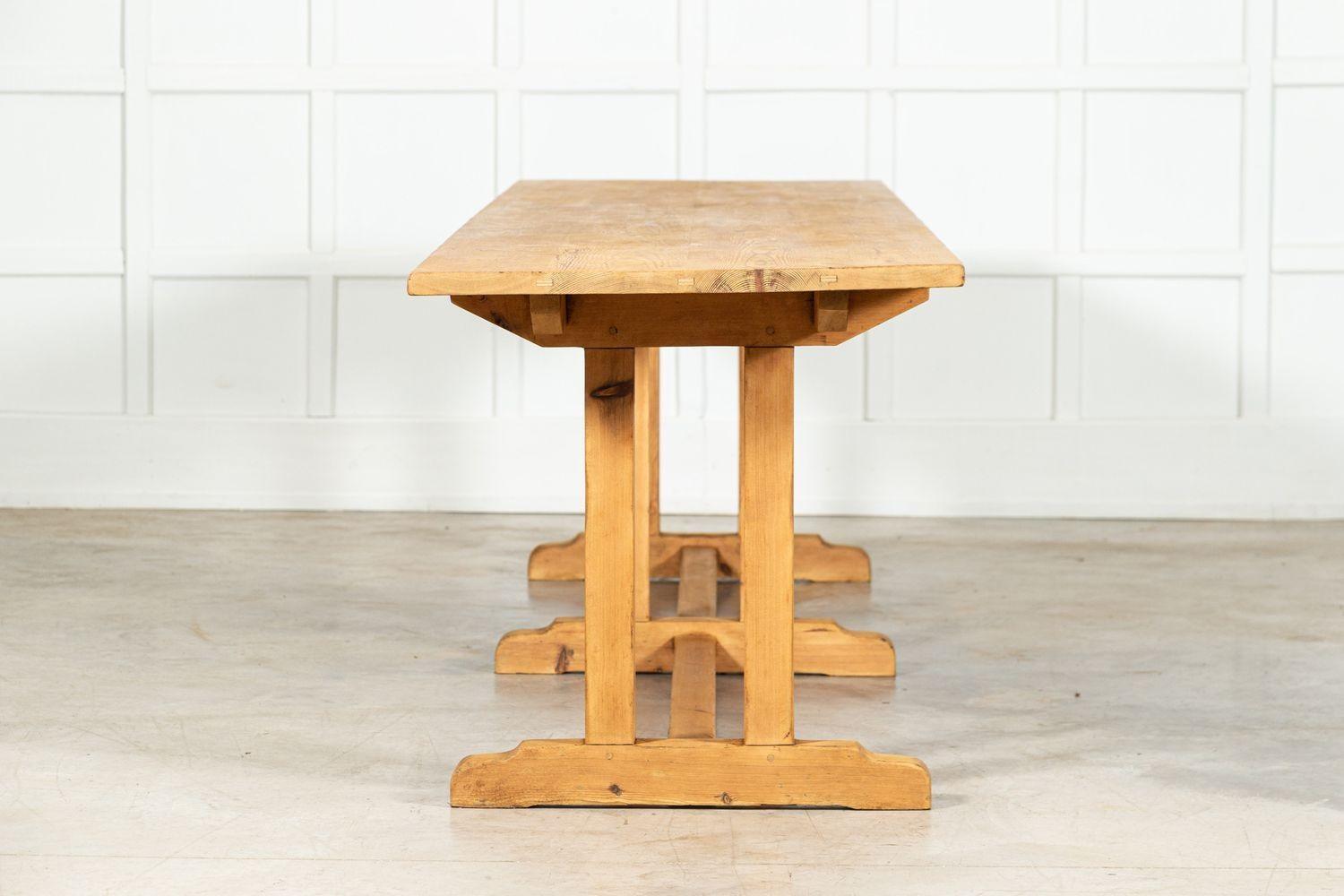 20ième siècle Table de réfectoire anglaise monumentale en pin en vente