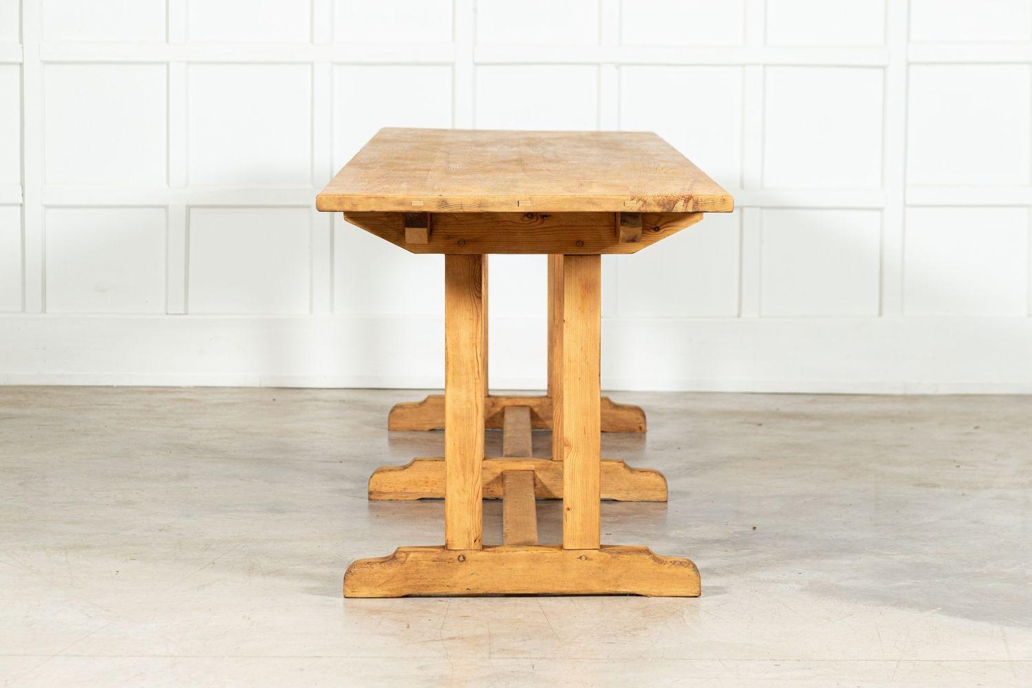 Table de réfectoire anglaise monumentale en pin en vente 1