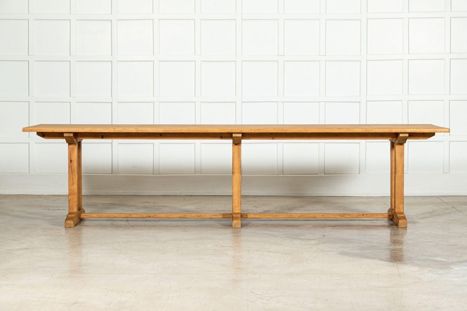 Table de réfectoire anglaise monumentale en pin en vente 3