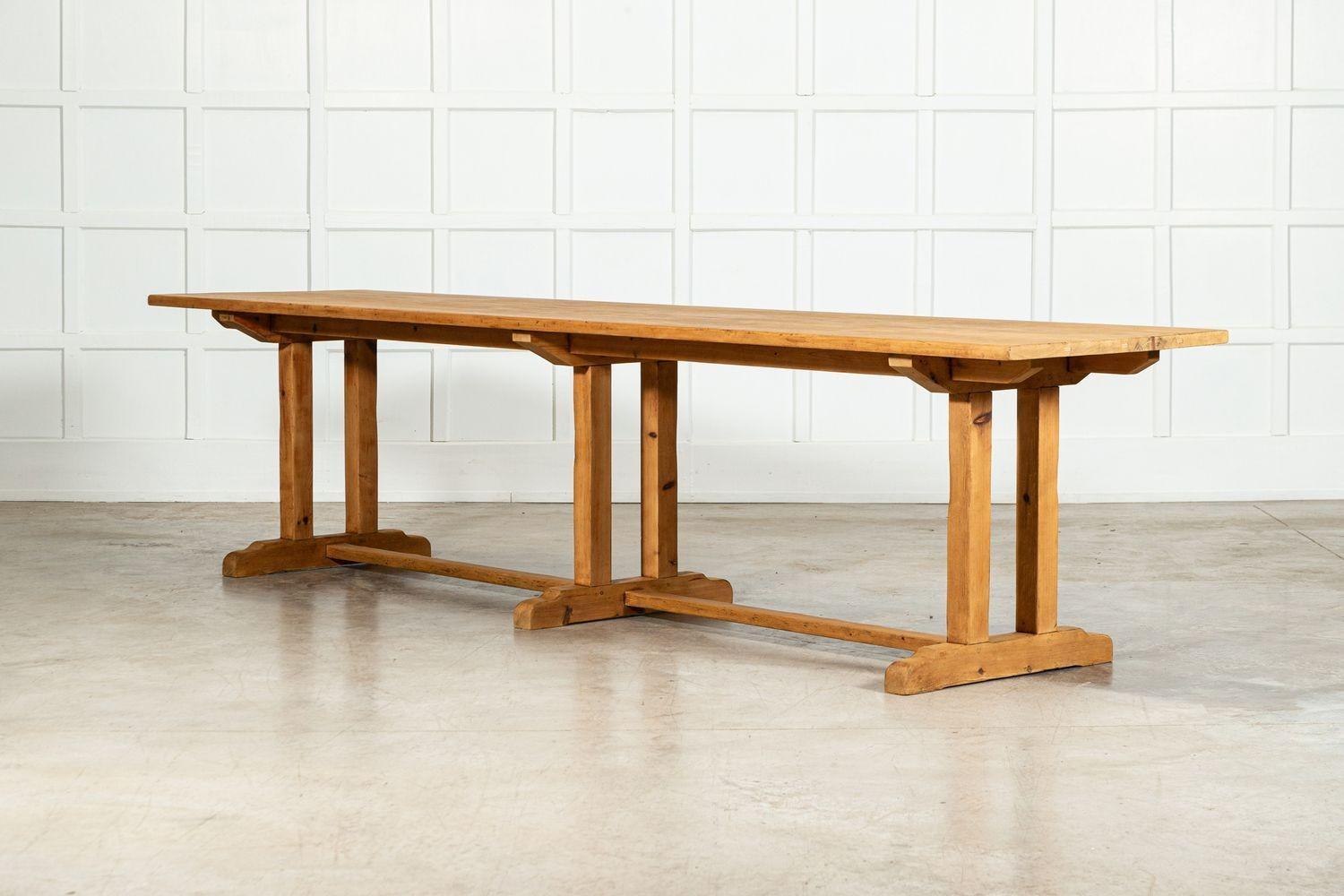 Table de réfectoire anglaise monumentale en pin en vente 4