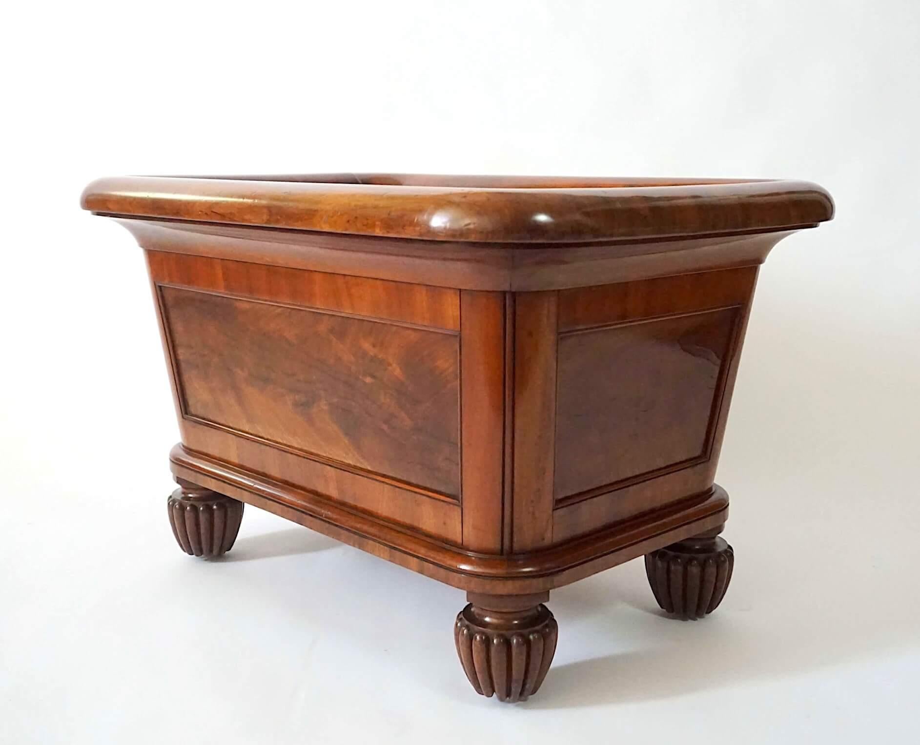 Monumental English Regency Mahogany Champagne Cooler or Log Bin, circa 1830 In Good Condition For Sale In Kinderhook, NY