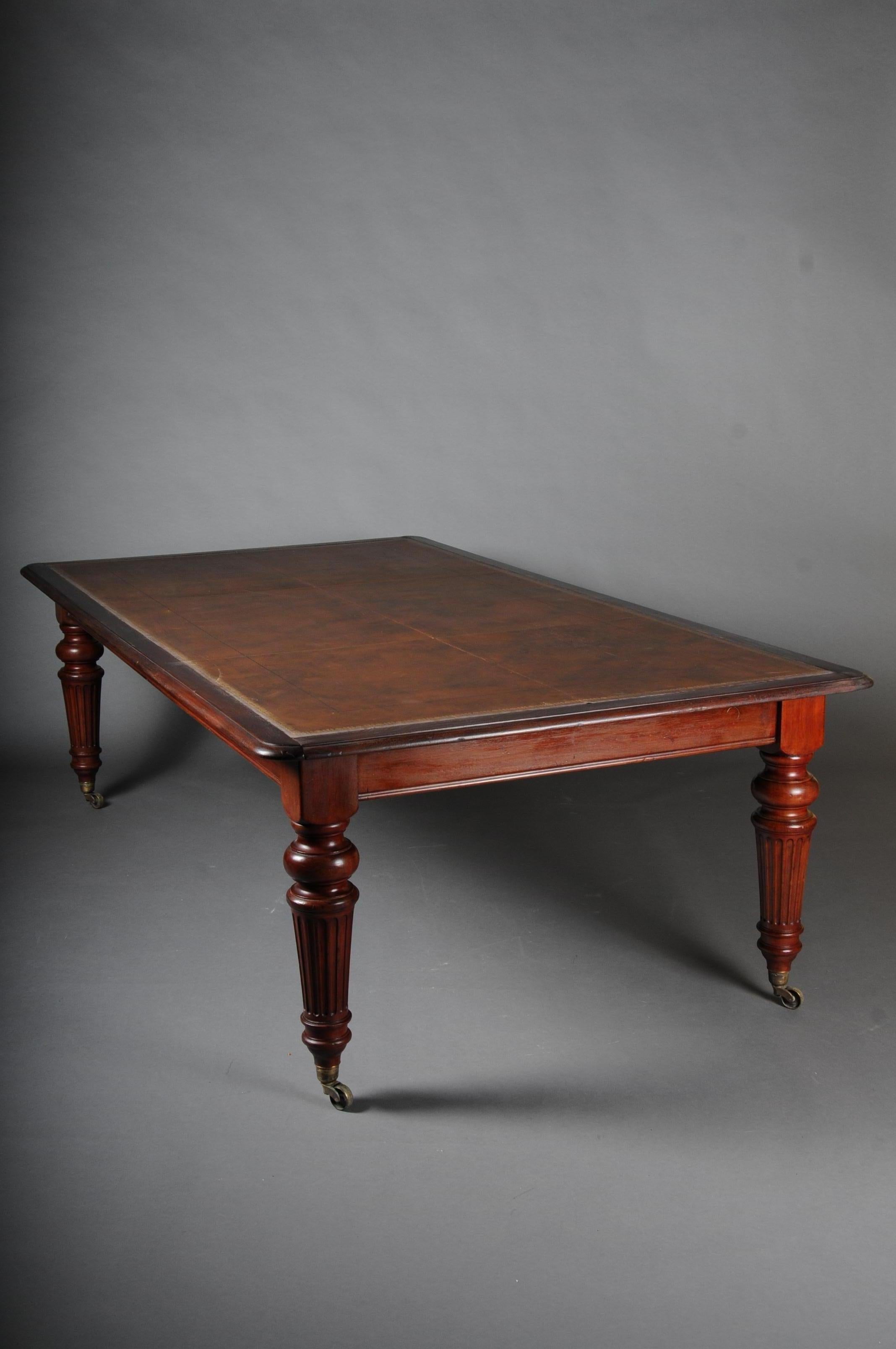 Monumental English table or partner desk or desk, 19th century

England, 19th century
Solid wood with mahogany. Rectangular plate with rounded and protruding wooden frame. Leather tension with embossed gold. Solid baluster legs ending with brass