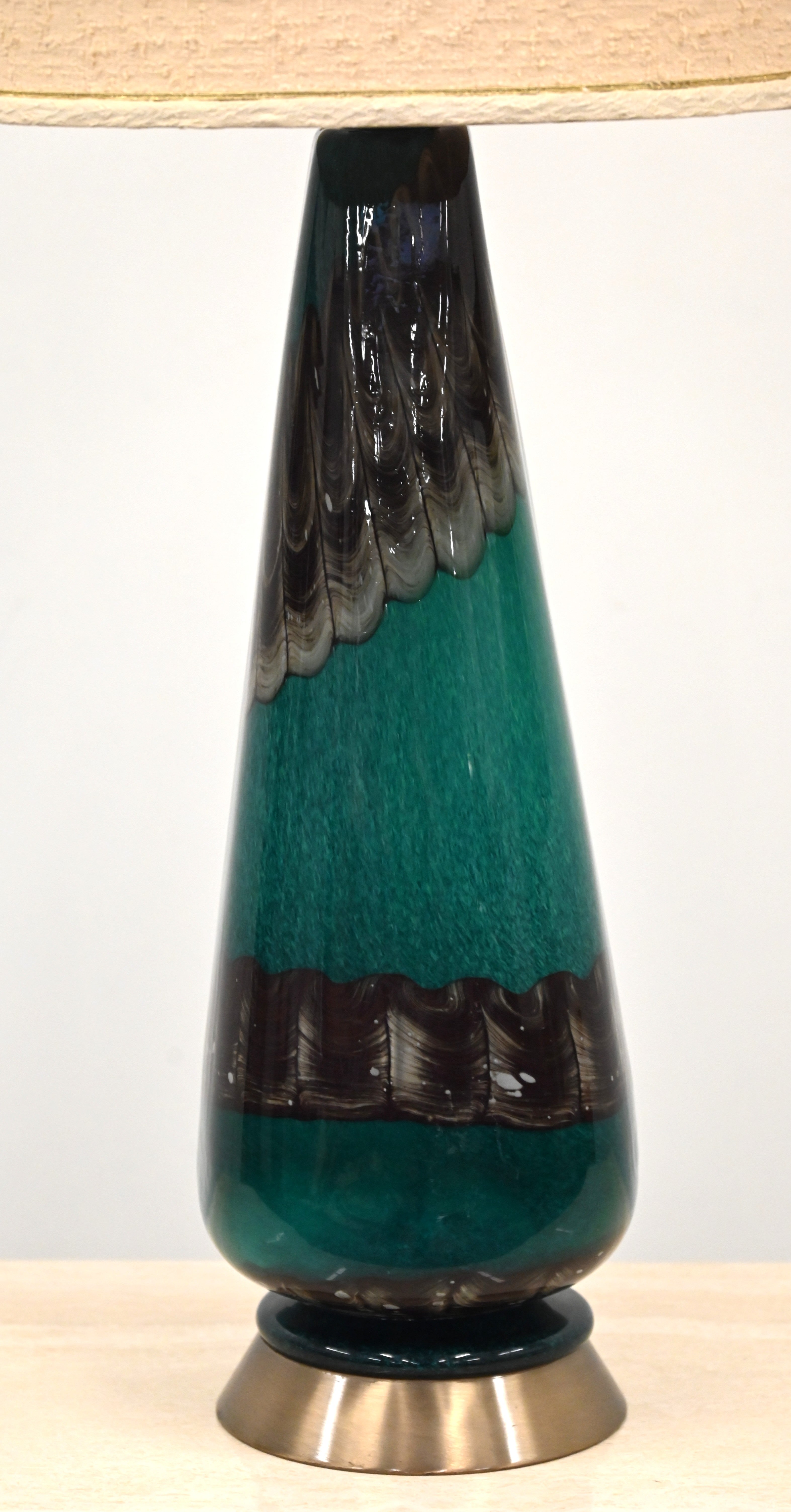 Una monumentale lampada da tavolo Eugeneo/Neolitico. Un esempio difficile da trovare di vetro di Murano Barovier&Toso di Ercole Barovier (1889-1974). Ercole Barovier era il direttore artistico, designer e proprietario di Barovier&Toso. Sotto è