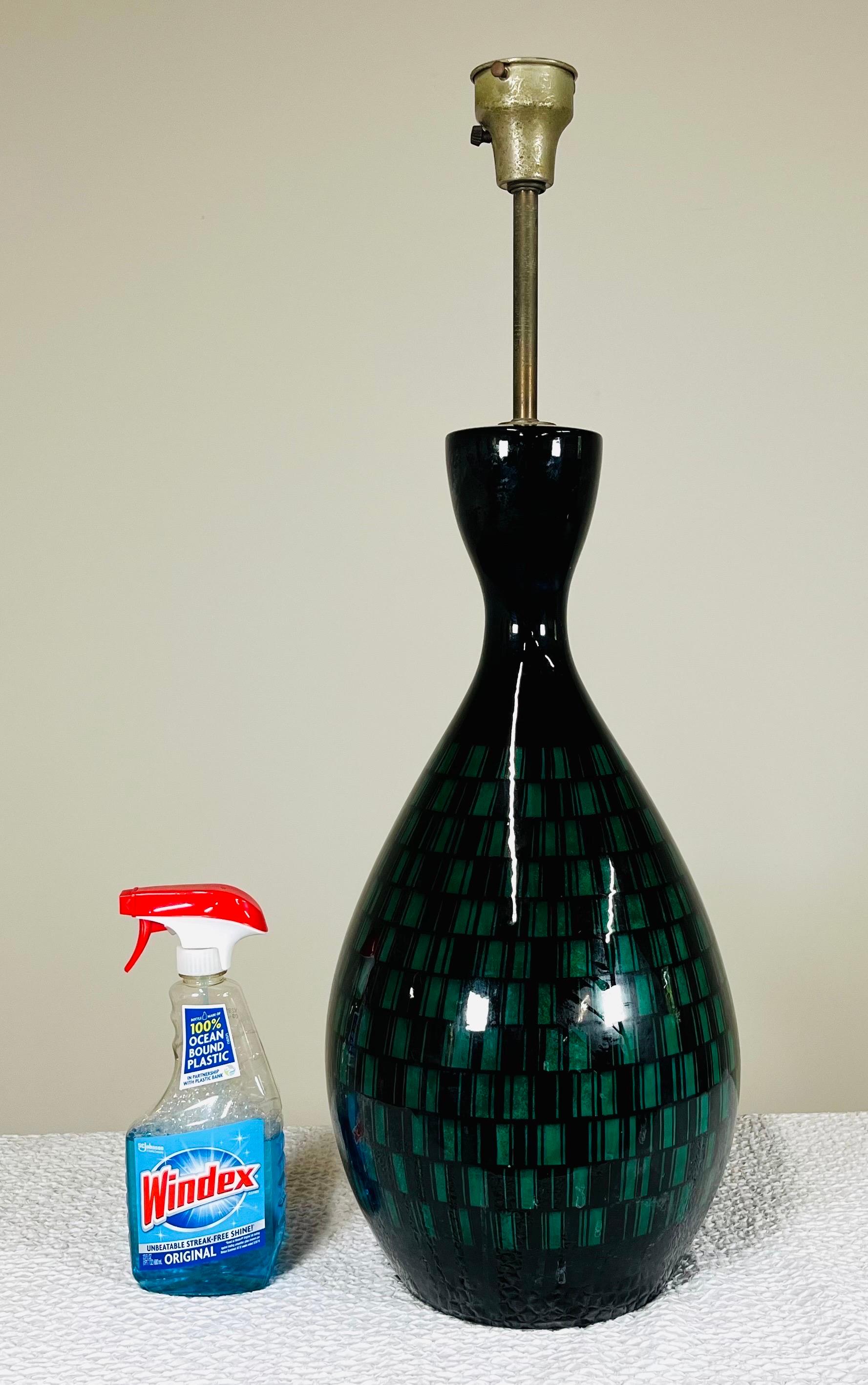 Une étonnante lampe monumentale conçue par Ettore Sottsass en 1962 avec un abat-jour en verre laiteux. Les magnifiques motifs bleu foncé et vert d'eau qui ornent l'ensemble de l'ouvrage en font une œuvre d'art étonnante qui attire le regard. Signé à