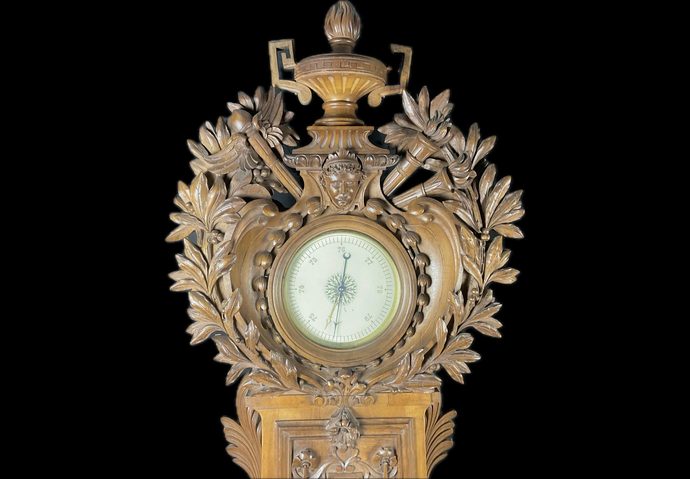 Baromètre et thermomètre monumental européen en bois sculpté en vente 3