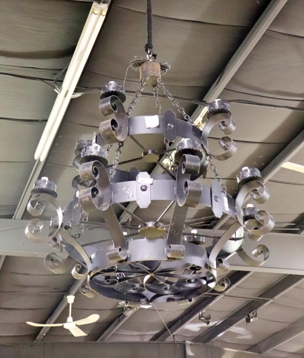 Neogotico Monumentale lampadario gotico europeo in ferro battuto nero 1 di 3 in vendita
