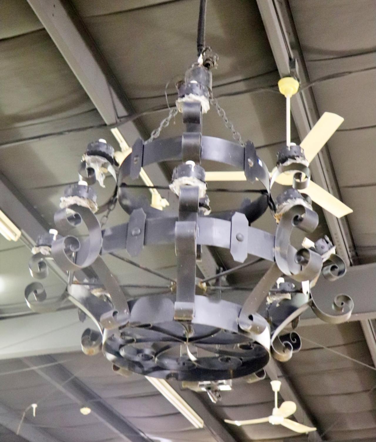 Metà XX secolo Monumentale lampadario gotico europeo in ferro battuto nero 2 di 3 in vendita