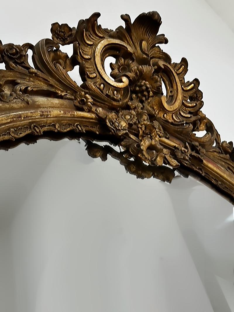 Européen Monumental miroir européen ovale en bois doré et gesso, fin 19e-début 20e siècle en vente