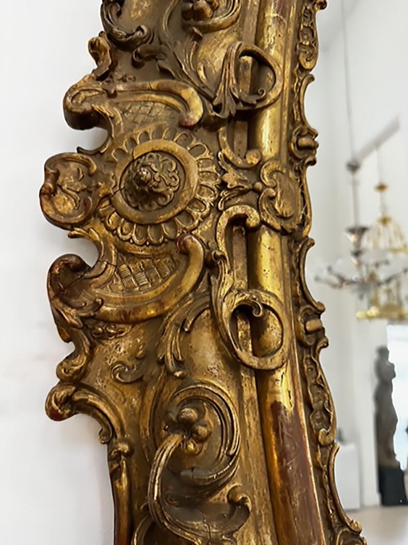Sculpté à la main Monumental miroir européen ovale en bois doré et gesso, fin 19e-début 20e siècle en vente