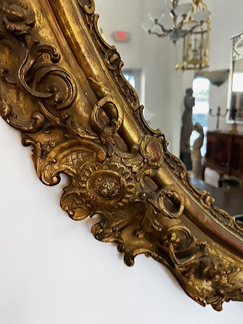 Monumental miroir européen ovale en bois doré et gesso, fin 19e-début 20e siècle Bon état - En vente à Miami, FL