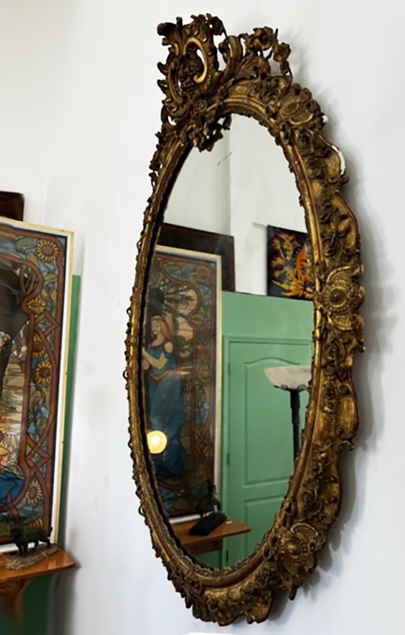 20ième siècle Monumental miroir européen ovale en bois doré et gesso, fin 19e-début 20e siècle en vente
