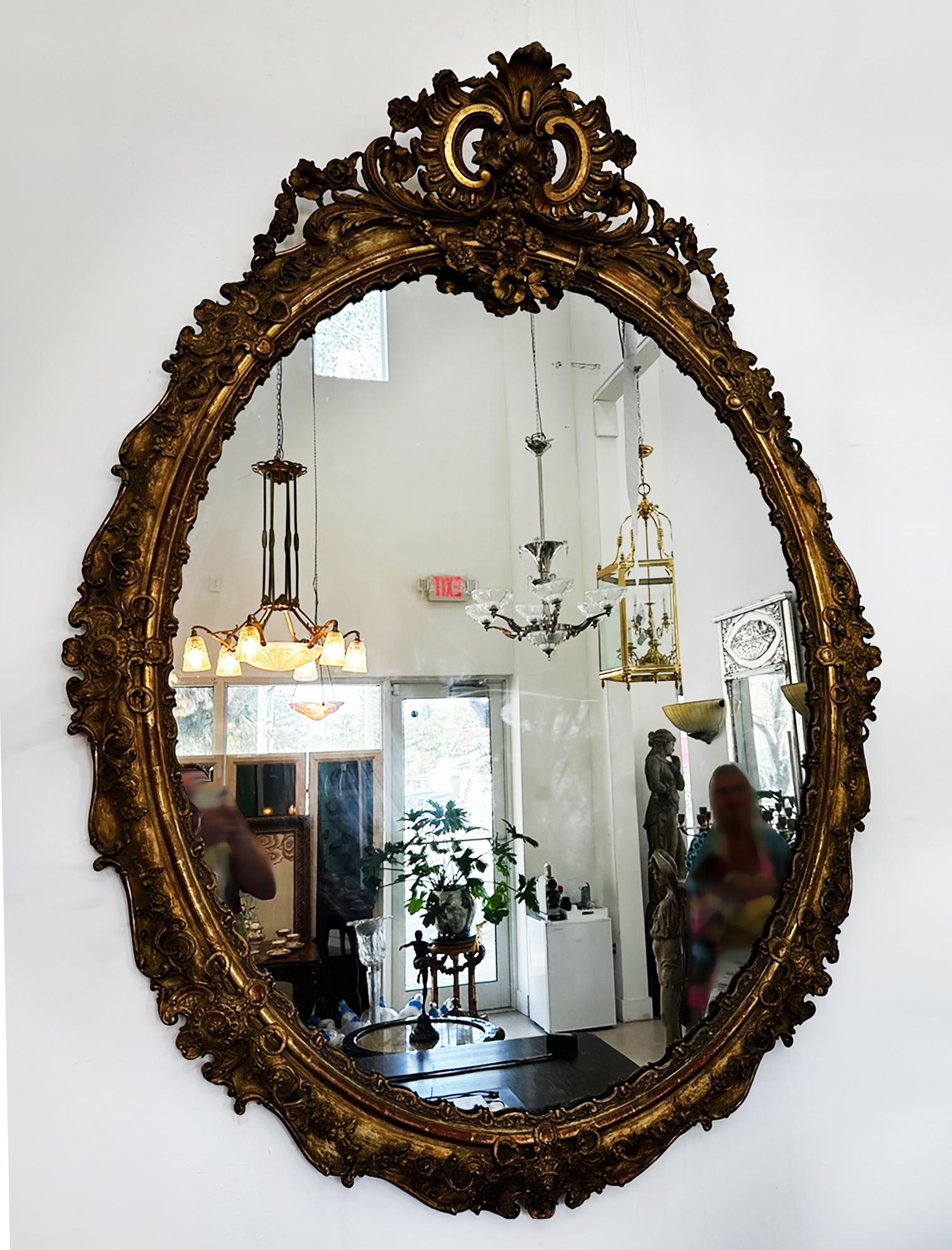 Gesso Monumental miroir européen ovale en bois doré et gesso, fin 19e-début 20e siècle en vente