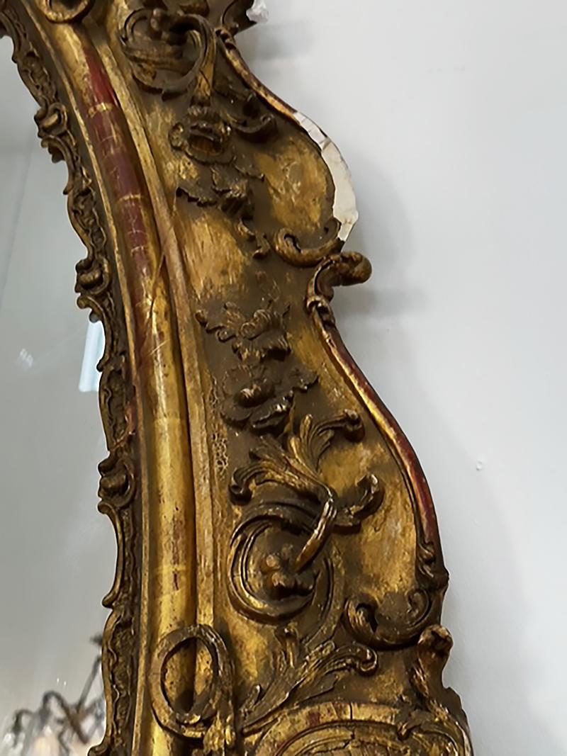 Monumental miroir européen ovale en bois doré et gesso, fin 19e-début 20e siècle en vente 1
