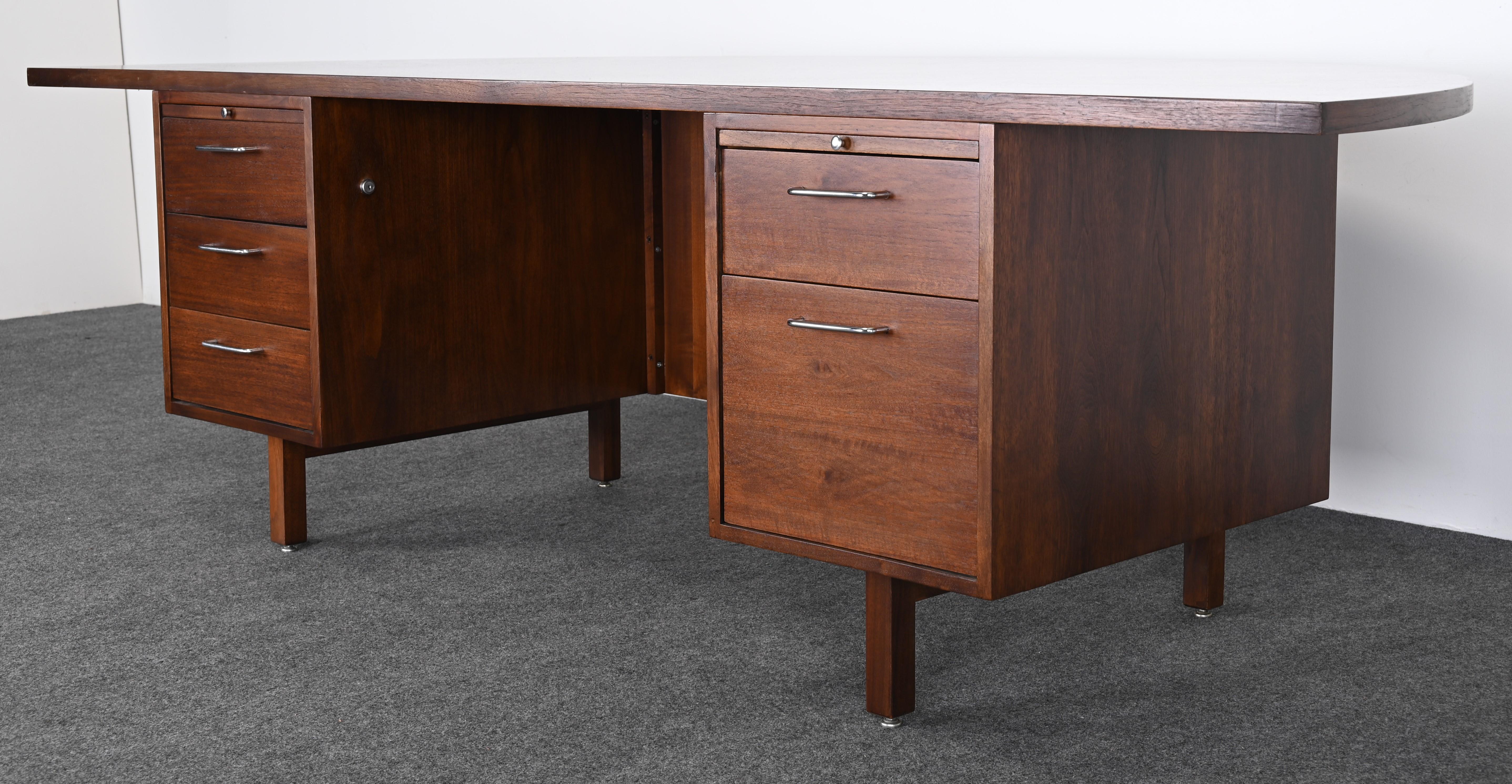 Monumental Executive Desk by Jens Risom, 1950 In Excellent Condition In Hamburg, PA