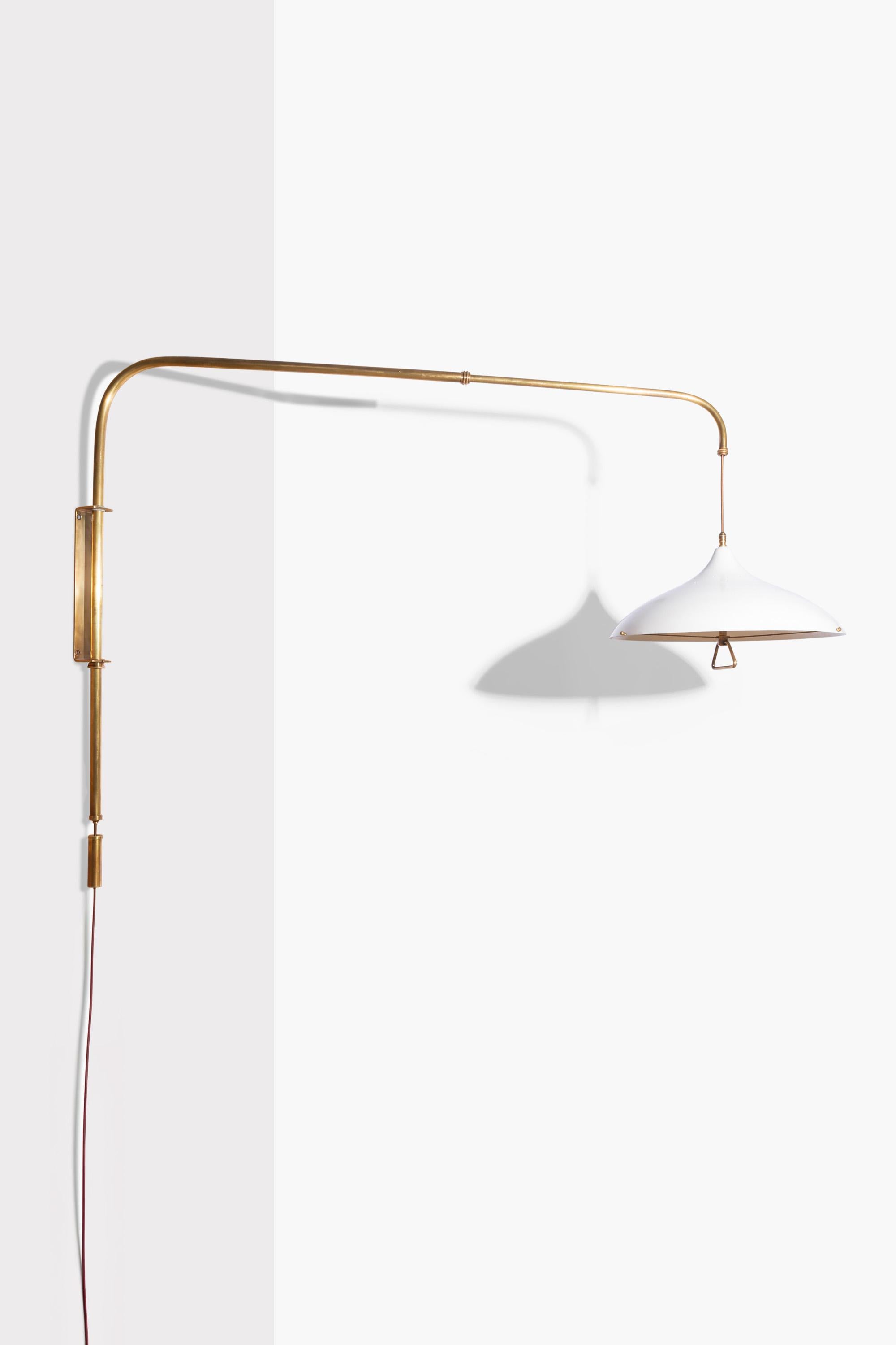 Une merveilleuse applique italienne des années 1950 de Lumen Milano.

Le bras pivote sur le support mural et s'étend jusqu'à une longueur maximale de 170 cm. La hauteur de l'abat-jour peut également être réglée. Trois raccords d'ampoules.

Condit :