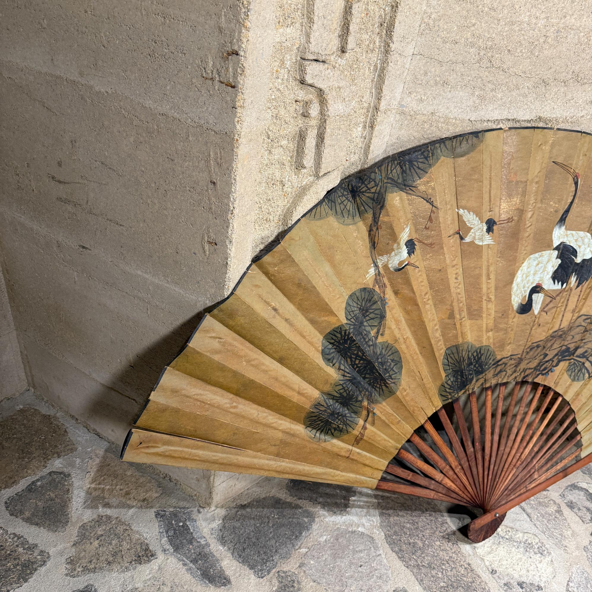 Monumentale Extra große asiatische chinesische vergoldete handgemalte Faltung Fächer Kunst (Chinesischer Export) im Angebot